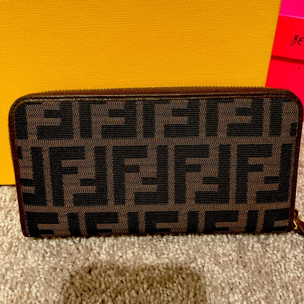 Fendi Round zip wallet